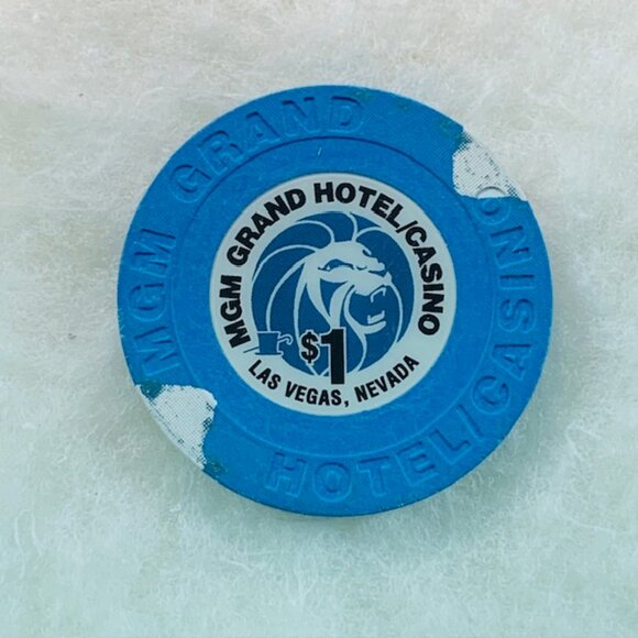 MGM GRAND Casino Chip Las Vegas $1 Lucky Gift Charm Coin Card Protector Gamble - Picture 3 of 3